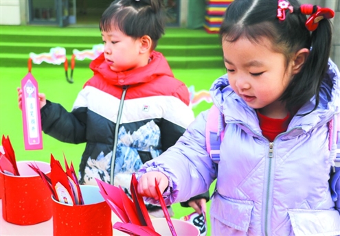 历城区凤凰路幼儿园开学首日,萌娃们抽福签解锁专属好运